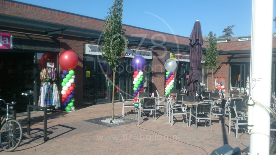 Ballonpilaren opening winkelplein (okt. 2015)
